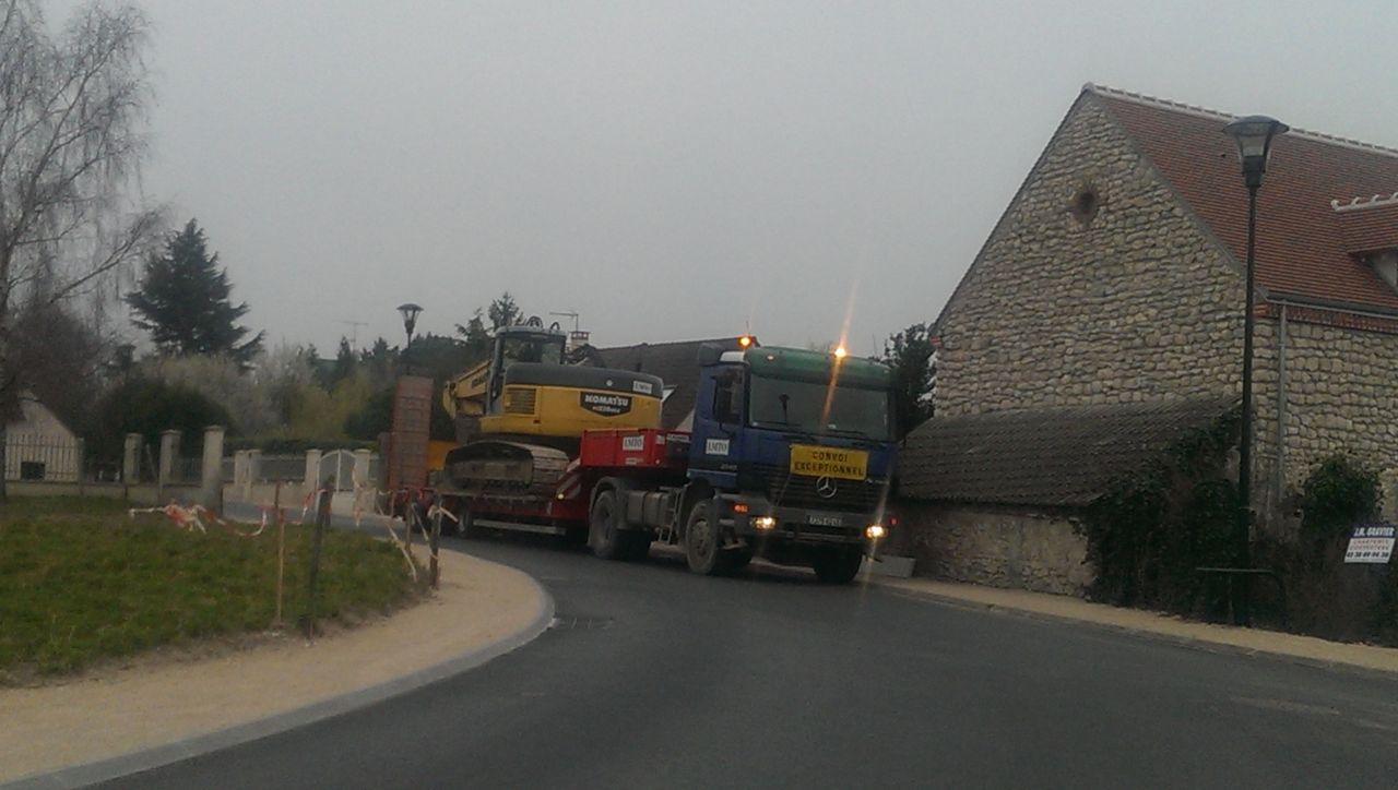 Chargement de la pelle sur le porte char.