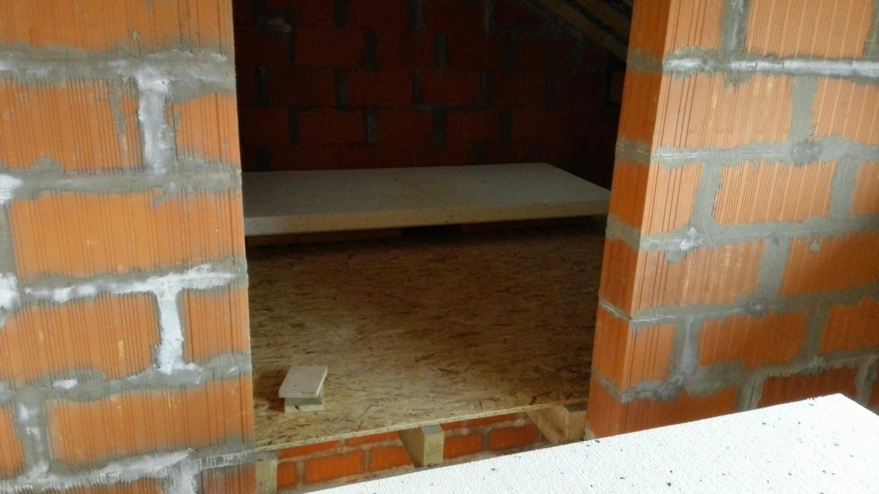 Pose d'un plancher au dessus de la chambre du RDC afin de créer un placard