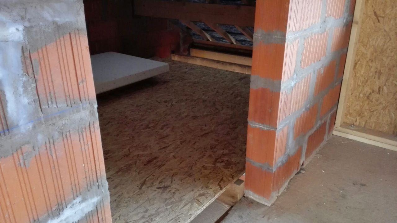 Pose d'un plancher au dessus de la chambre du RDC afin de créer un placard