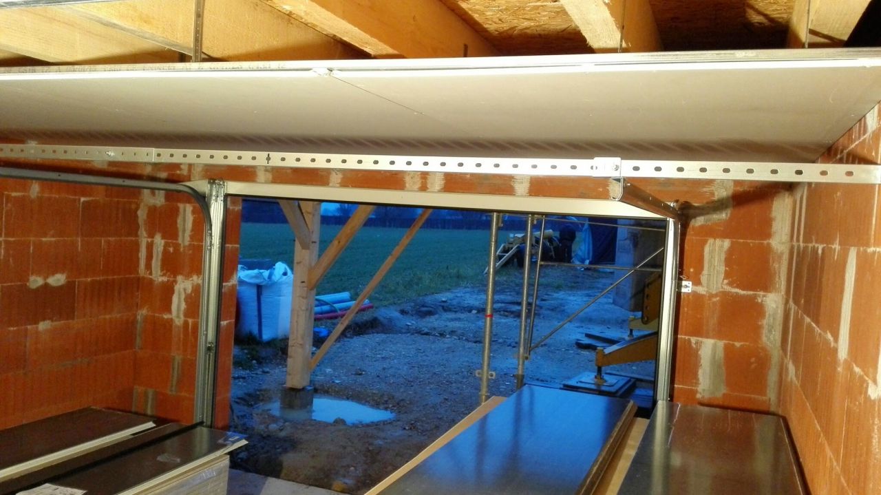 Début du placo dans le garage afin de commencer l'installation de la porte de garage