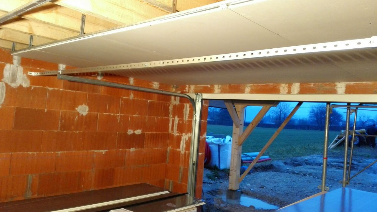 Début du placo dans le garage afin de commencer l'installation de la porte de garage
