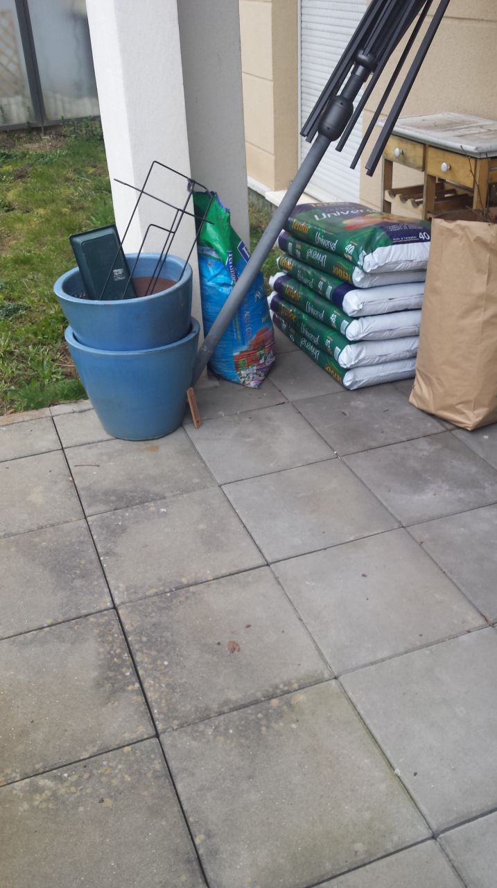 Ct gauche de la terrasse qui se termine sous les sac a forme un L avec le pilier en bton.