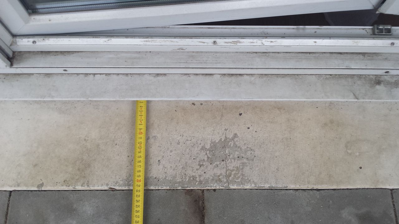 Pente sous la baie vitre 21 cm sur largeur de la terrasse