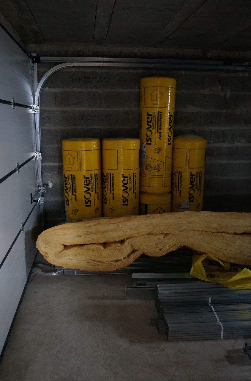Les matériaux sont entreposés à l'abri des intempéries
