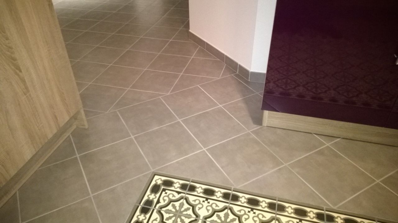 Transition de carrelage entre la cuisine et le séjour