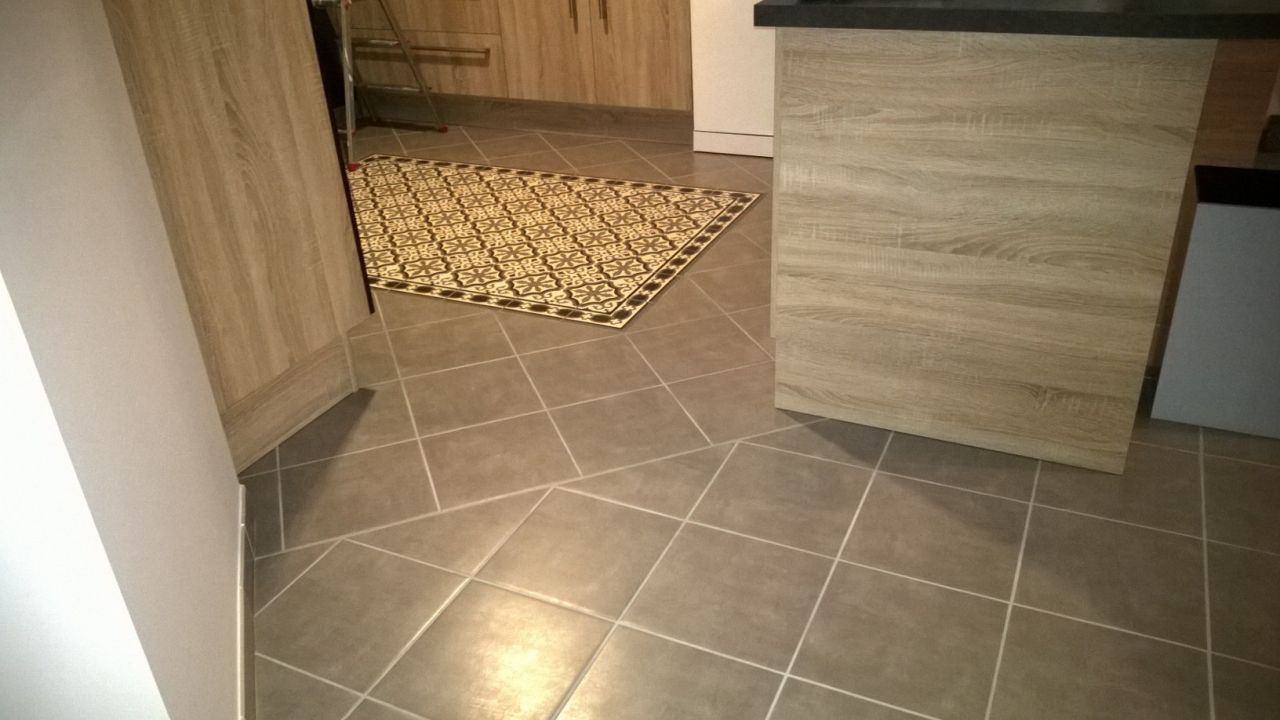 Transition de carrelage entre le séjour et la cuisine
