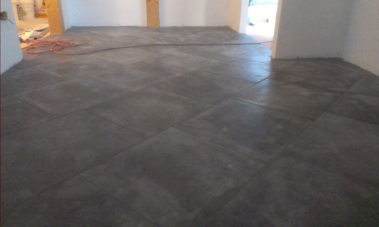 Fin de l'installation du carrelage dans l'entré et le celier