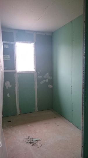 la salle de bain, avec douche à droite. J'ai remarqué des taches noires d'humidité (recouvertes d'enduits) ...