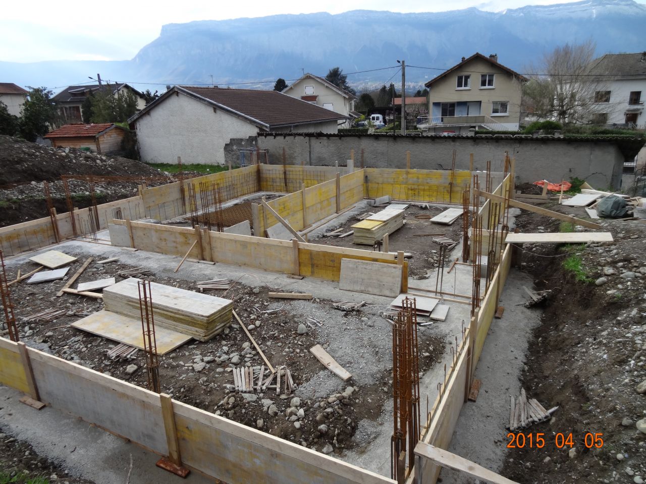 Elevation des murs du vide sanitaire avec coffrage pour faire du bton banch