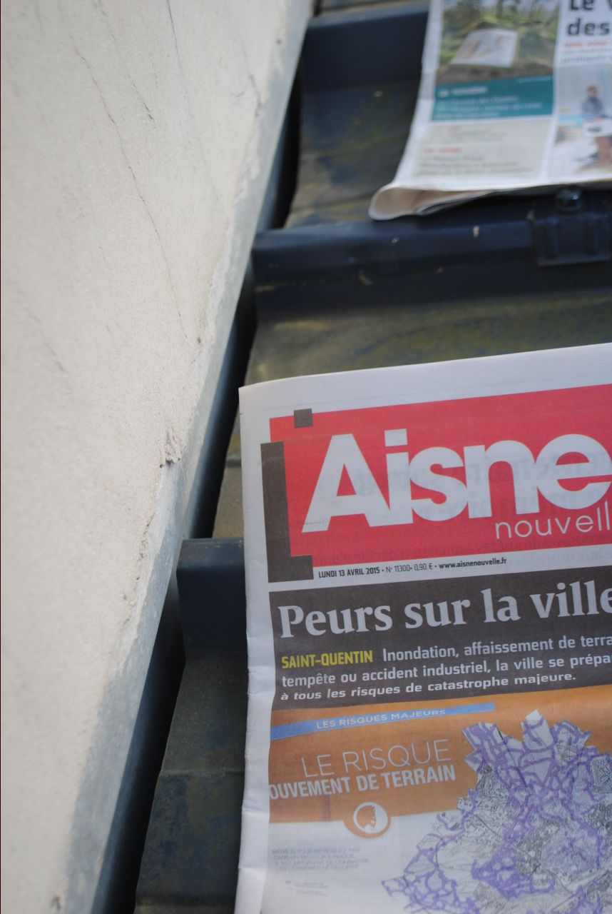 le couvreur affirme avoir posé son produit "décothane" le 18 mars 2015. photo prise le 13 avril 2015. Comment a-t-il fait ??