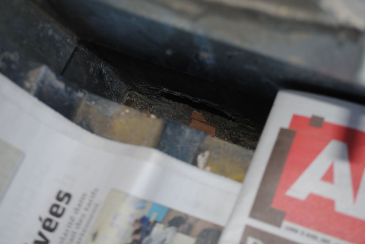 le couvreur affirme avoir posé son produit "décothane" le 18 mars 2015. photo prise le 13 avril 2015. le produit (sous couche à poser sur surface propre   fibre de verre   peinture ) semble parfaitement .... invisible.....