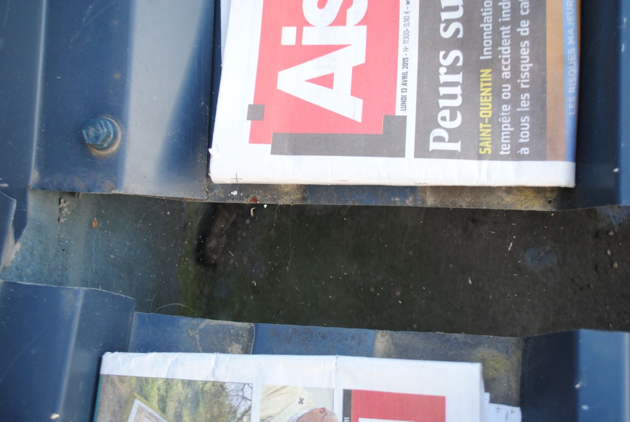 le couvreur affirme avoir posé son produit "décothane" le 18 mars 2015. photo prise le 13 avril 2015. là encore, le produit est parfaitement .... invisible