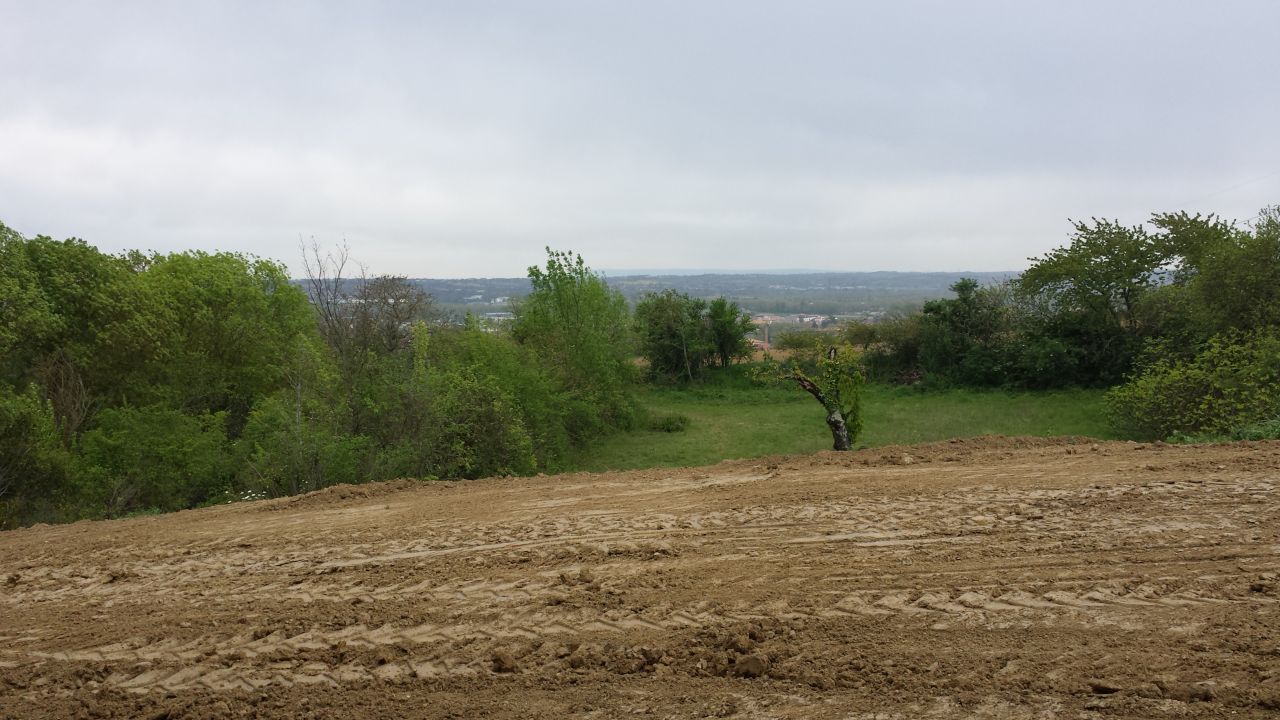 ENFIN la vue sur l'horizon ....
<br />
la butte de terre est vacue chez le voisin qui souhaite remblayer le fond de son terrain