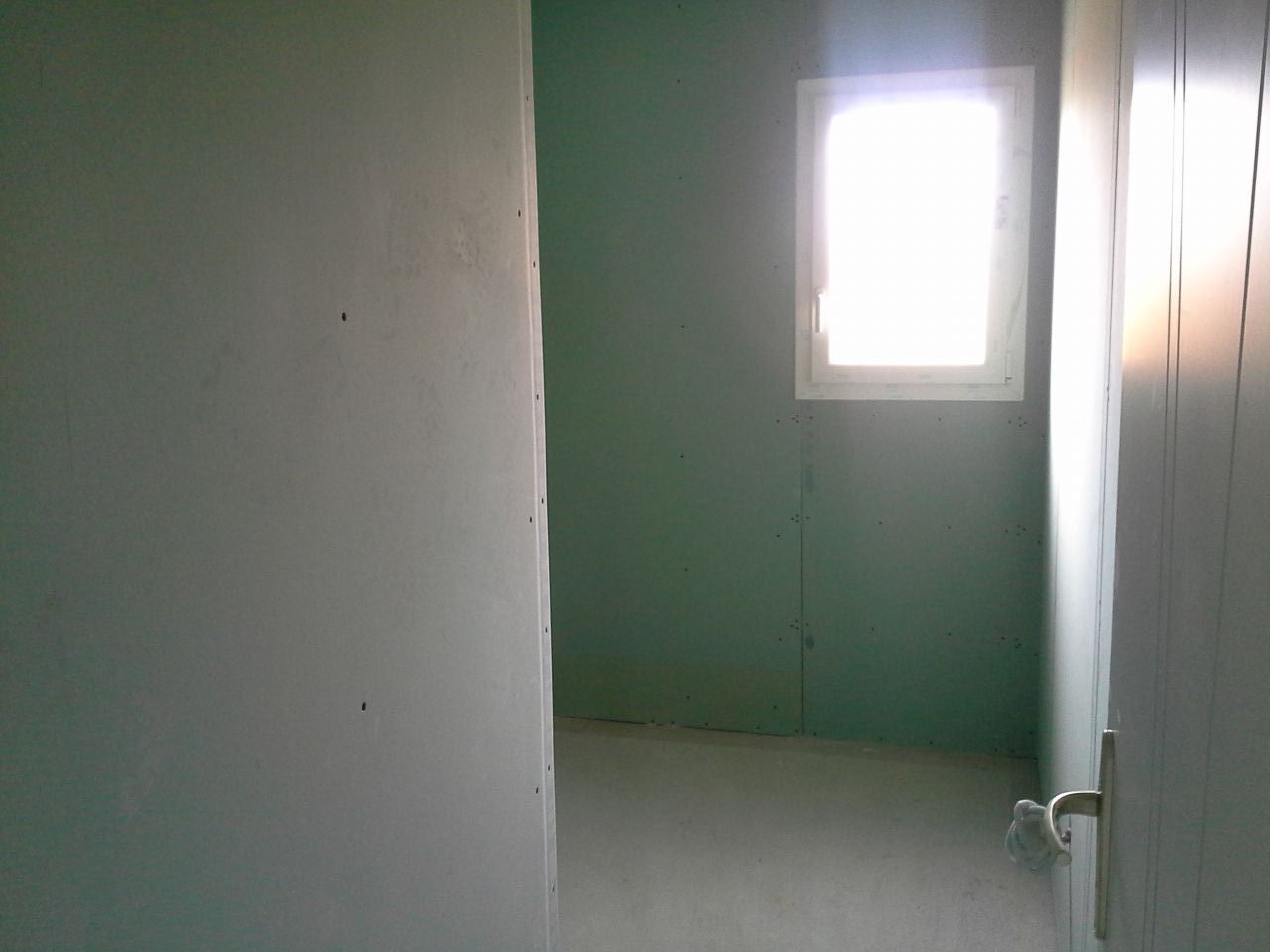 salle de bain vue du couloir