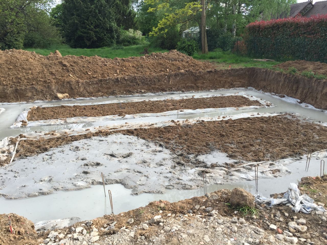 Les fondations coules, avec un peu de dbordement et de l'eau en surface