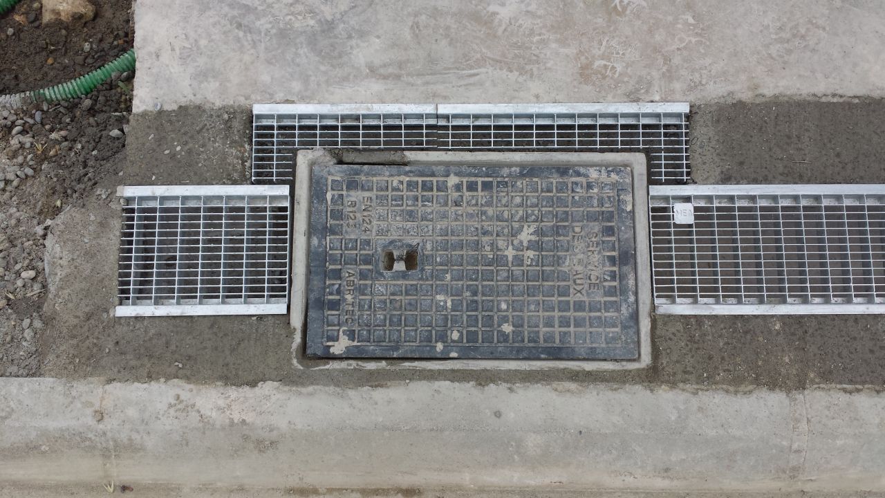 Avancée du garage avec le caniveau. Contournement du compteur d'eau.
