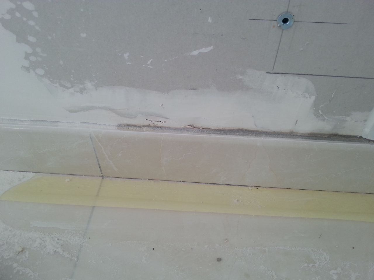 fissure entre plaquo et plinthe