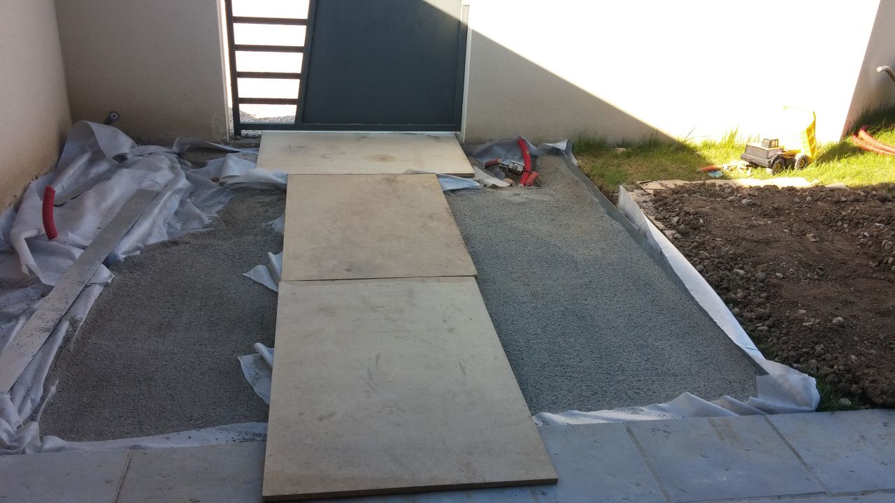 Préparation pour la pose de nidagravel ( sable stabilisé)  a l'entrée de la maison