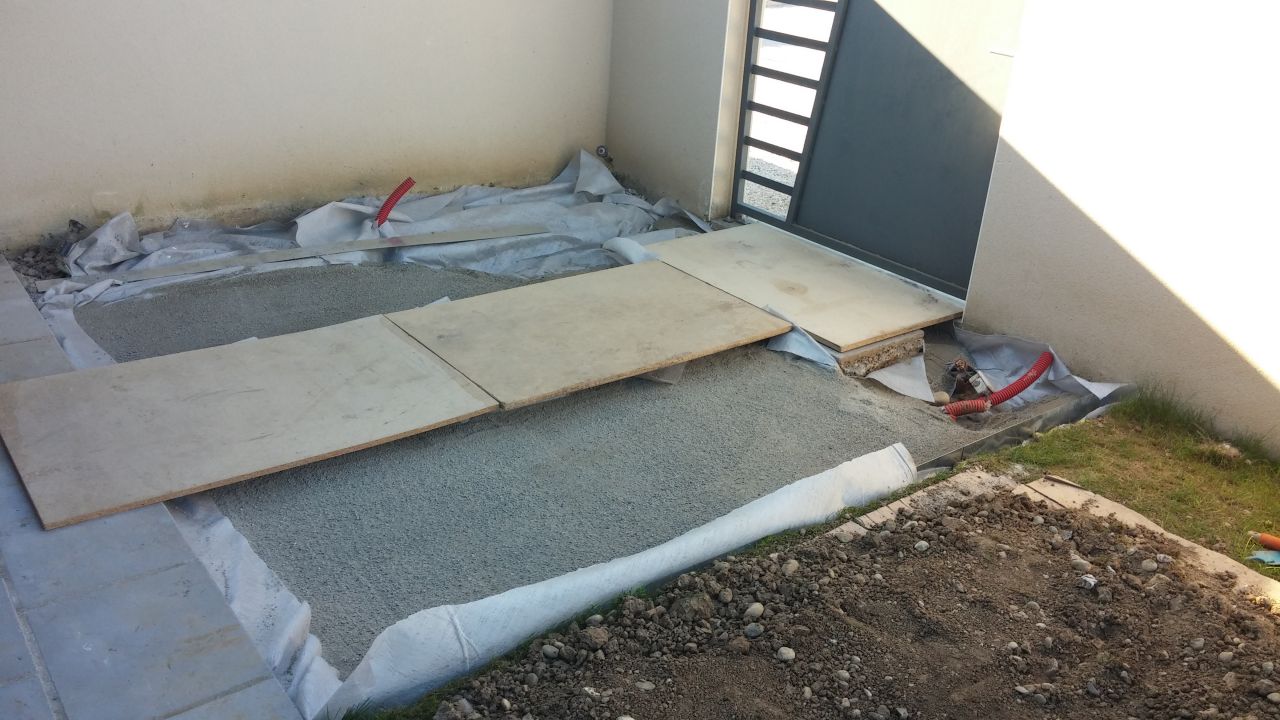 Préparation pour la pose de nidagravel ( sable stabilisé)  a l'entrée de la maison
