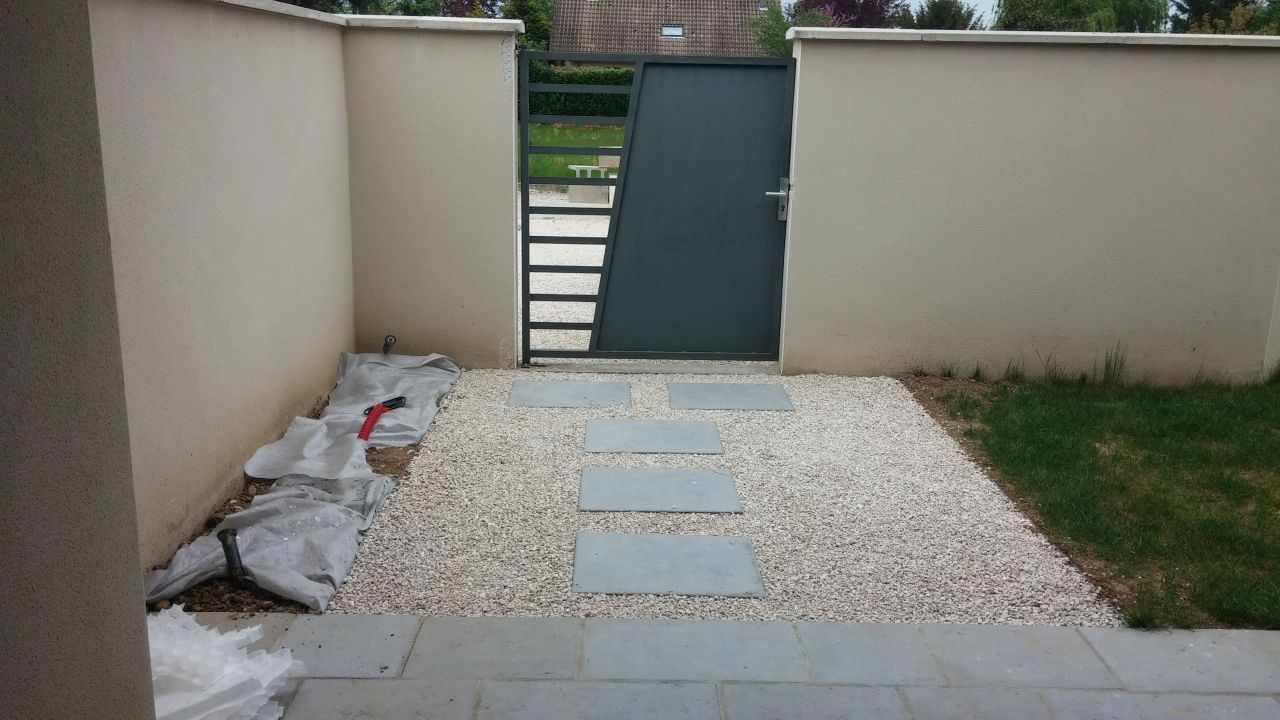Préparation pour la pose de nidagravel  a l'entrée de la maison