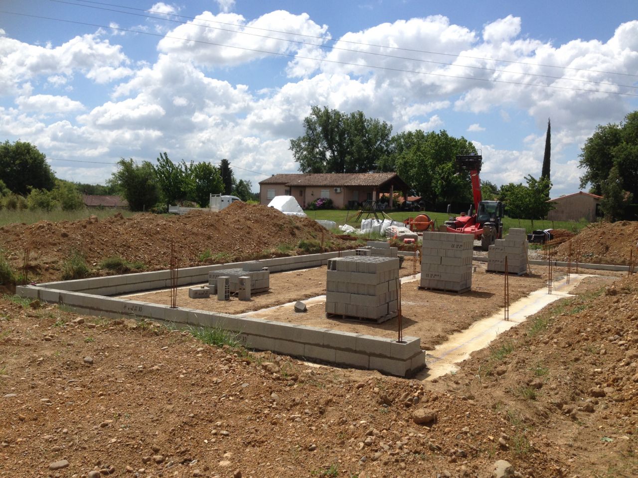 Le mur du vide sanitaire est en cours de construction