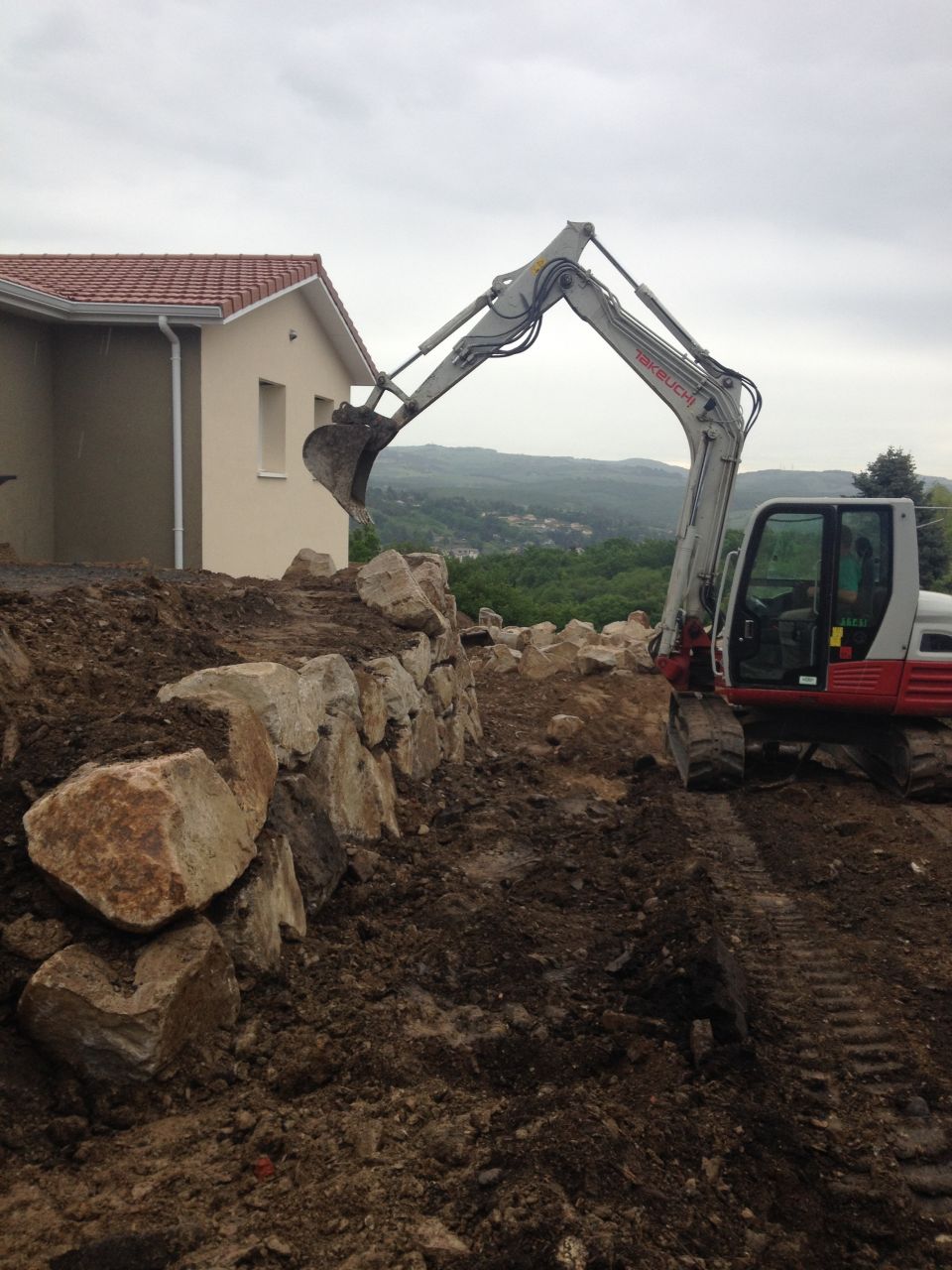 Remise des terres et enrochement