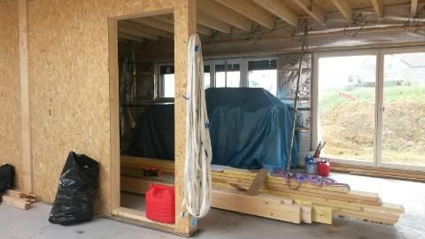 Montage du plancher, vue sur la cuisine et la salle à manger.