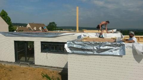 Montage plancher de l'extérieur. Le garage est en cours d'installation.