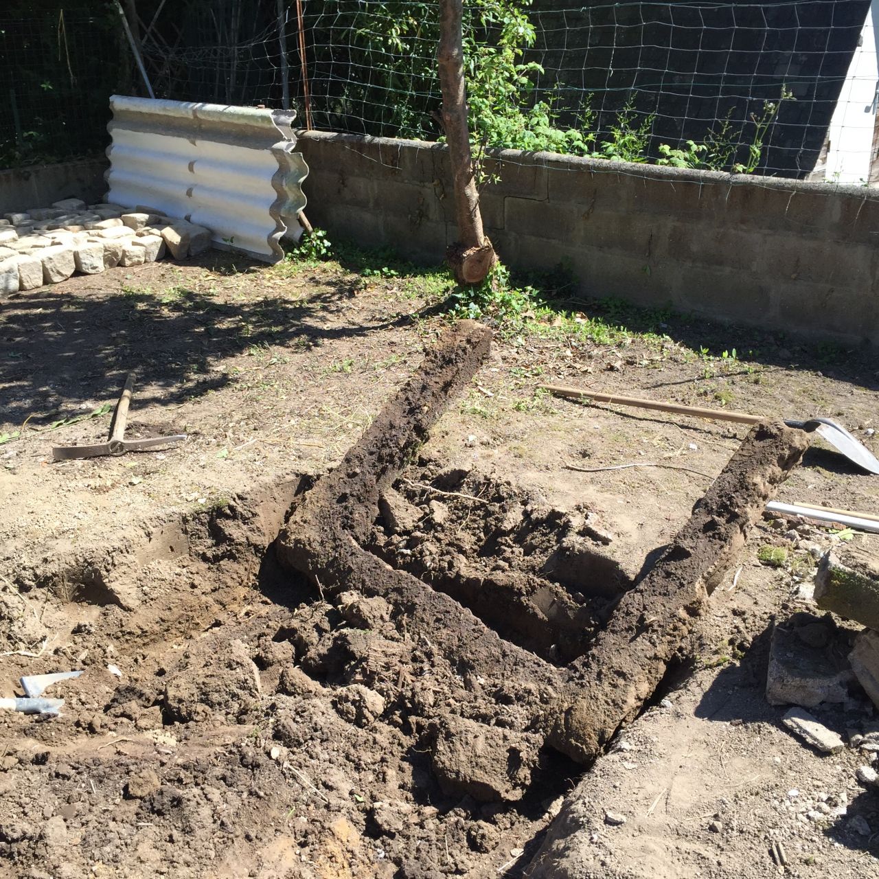 U en béton certainement une fondation pour une piscine. hiii