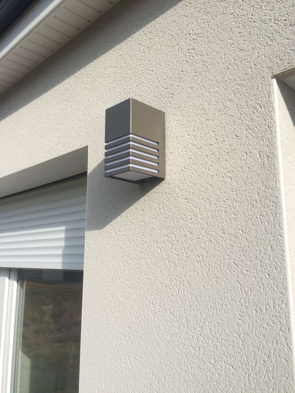 Pose des lampes de la future terrasse.