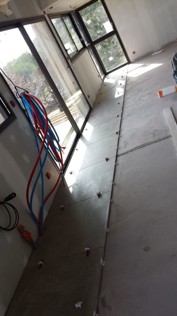 Pose de la première rangée de carreaux.