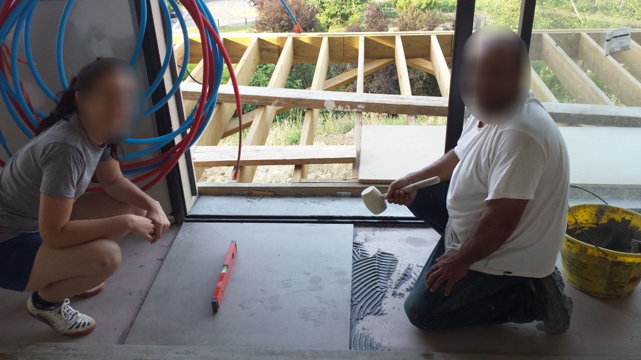 Pose du premier carreau. Désolé, Amélie ne vaut pas être photographiée, et je n'ai pas demandé à l'artisan qui nous a coaché!