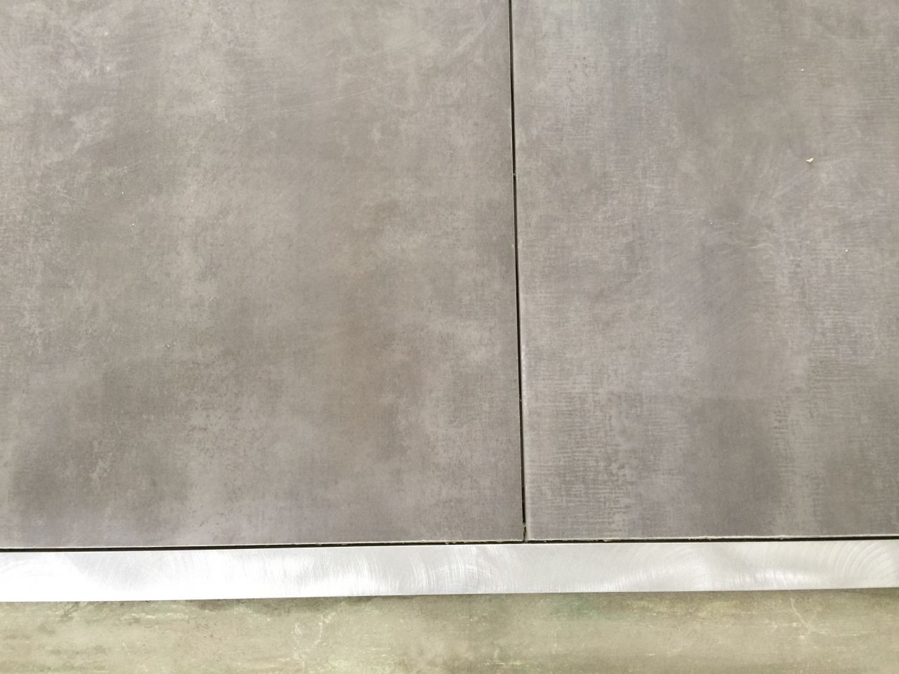 Seuil passage de porte en alu entre le bureau et le dégagement.