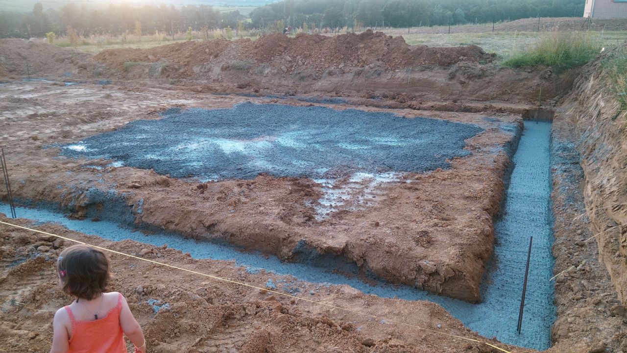 Vue du cot garage, il devait rester un peu de bton dans la toupie.. alors autant le dverser  l'emplacement du futur garage.