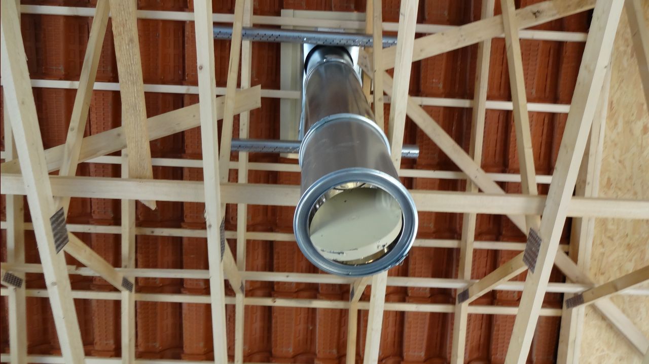 Conduit de cheminée Poujolat qui sera modifié avec un  coude a 45° pour tomber pile au bon endroit