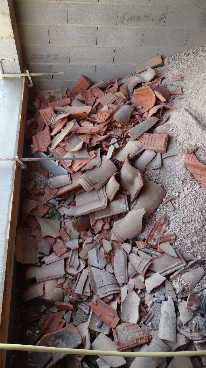 Tuiles cassée dans garage... Ils veulent couler la dalle par dessus tout ça, mais je pense tout enlever avant.