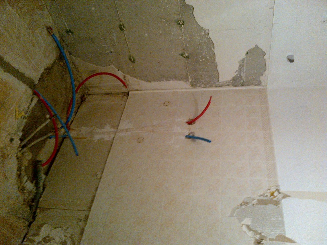 surprise salle de bain , le mur du fond s'est effondr tout seul lorsque nous avons enlevs les carreaux