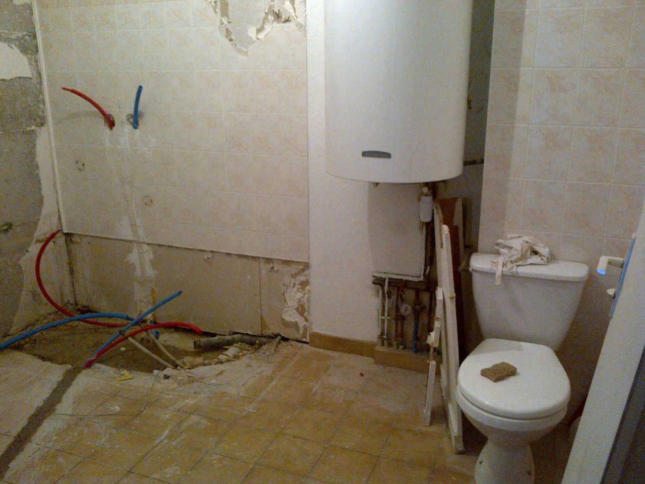 surprise salle de bain , le mur du fond s'est effondr tout seul lorsque nous avons enlevs les carreaux