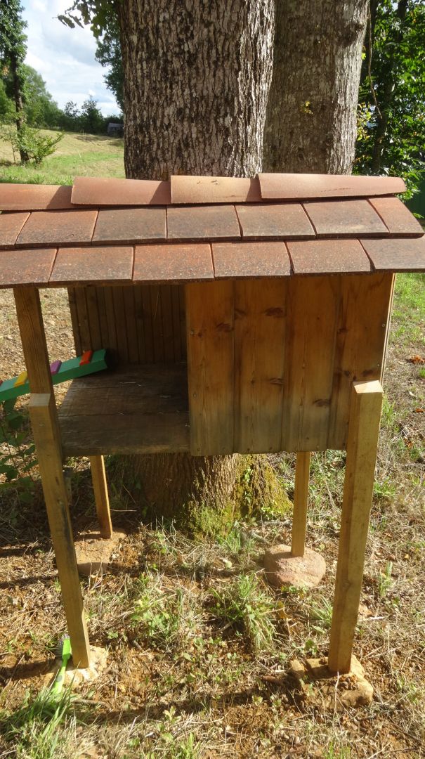 ramnagement de la cabane de jardin des chats : mise sur pilotis et petite rampe avec marches