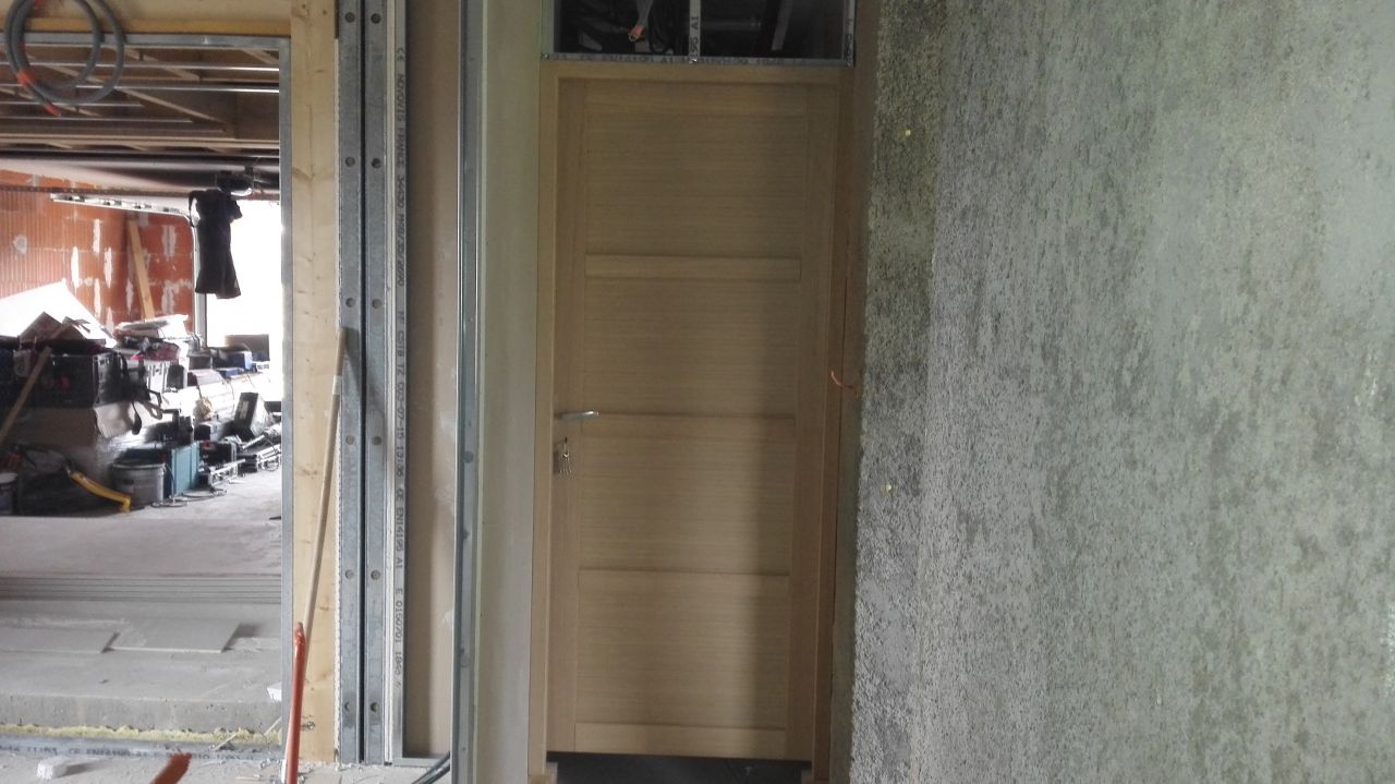 pose de la porte des toilettes