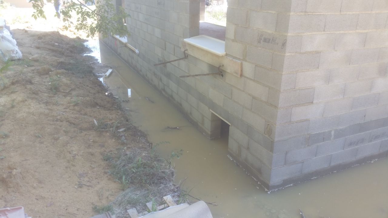 Une vraie mare aux canards tout autour de la maison due aux intempéries de Dimanche