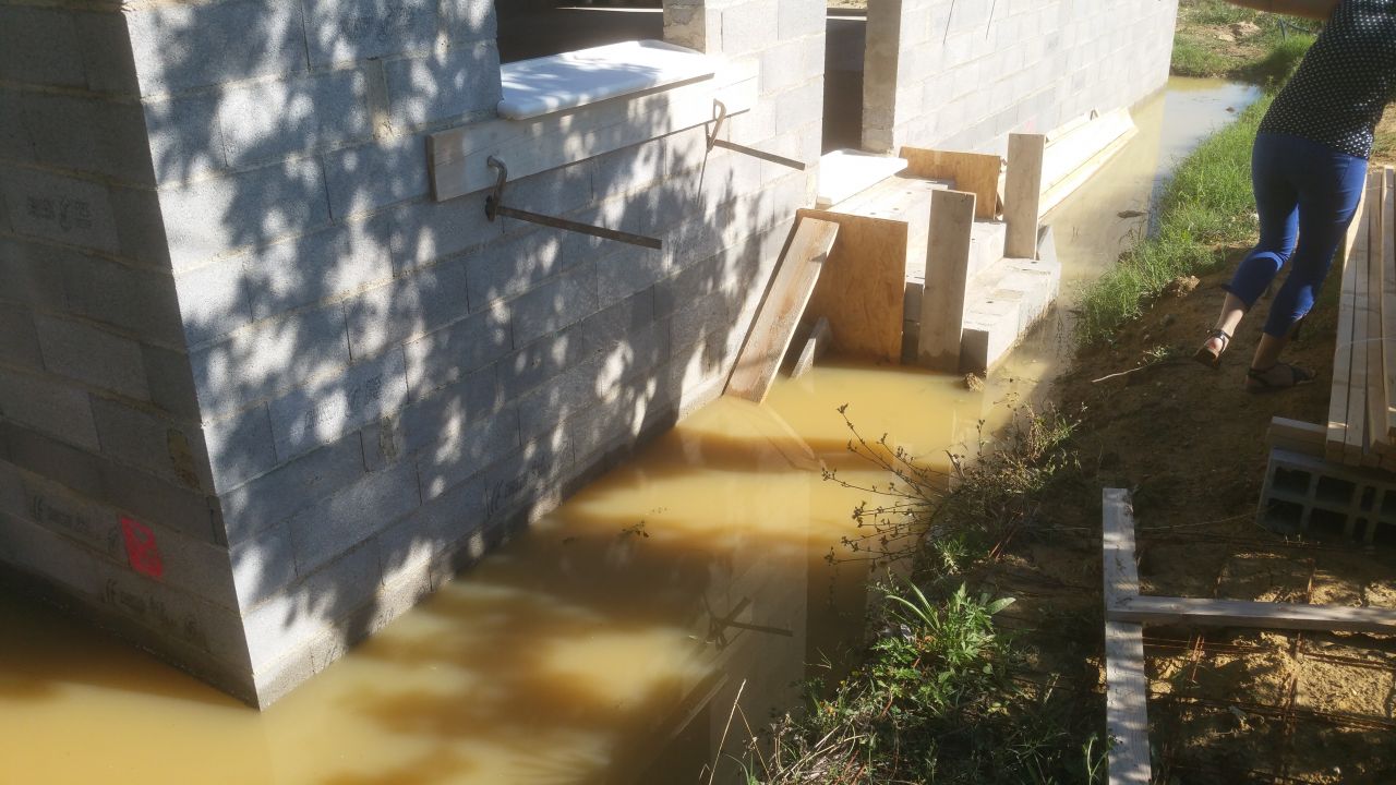 Une vraie mare aux canards tout autour de la maison due aux intempéries de Dimanche