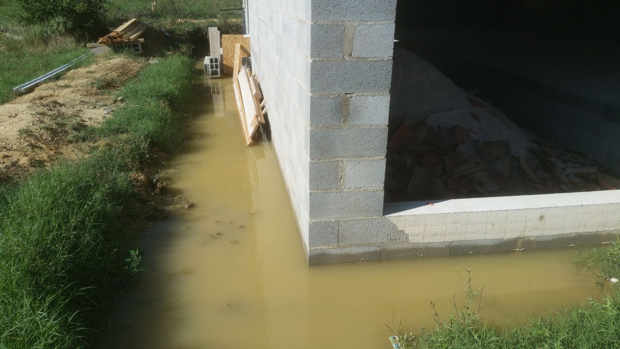 Une vraie mare aux canards tout autour de la maison due aux intempéries de Dimanche