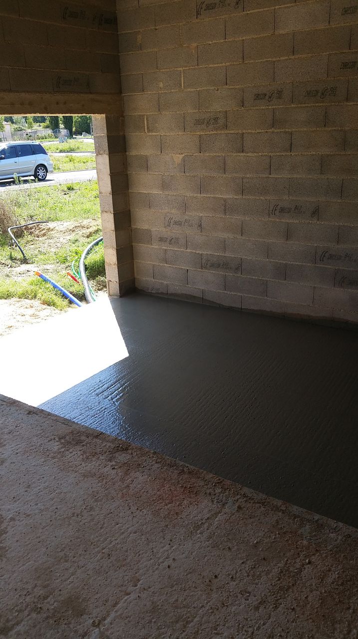 Les fourreaux on était placés, les aérations pour le vide sanitaire aussi et la dalle du garage coulée.