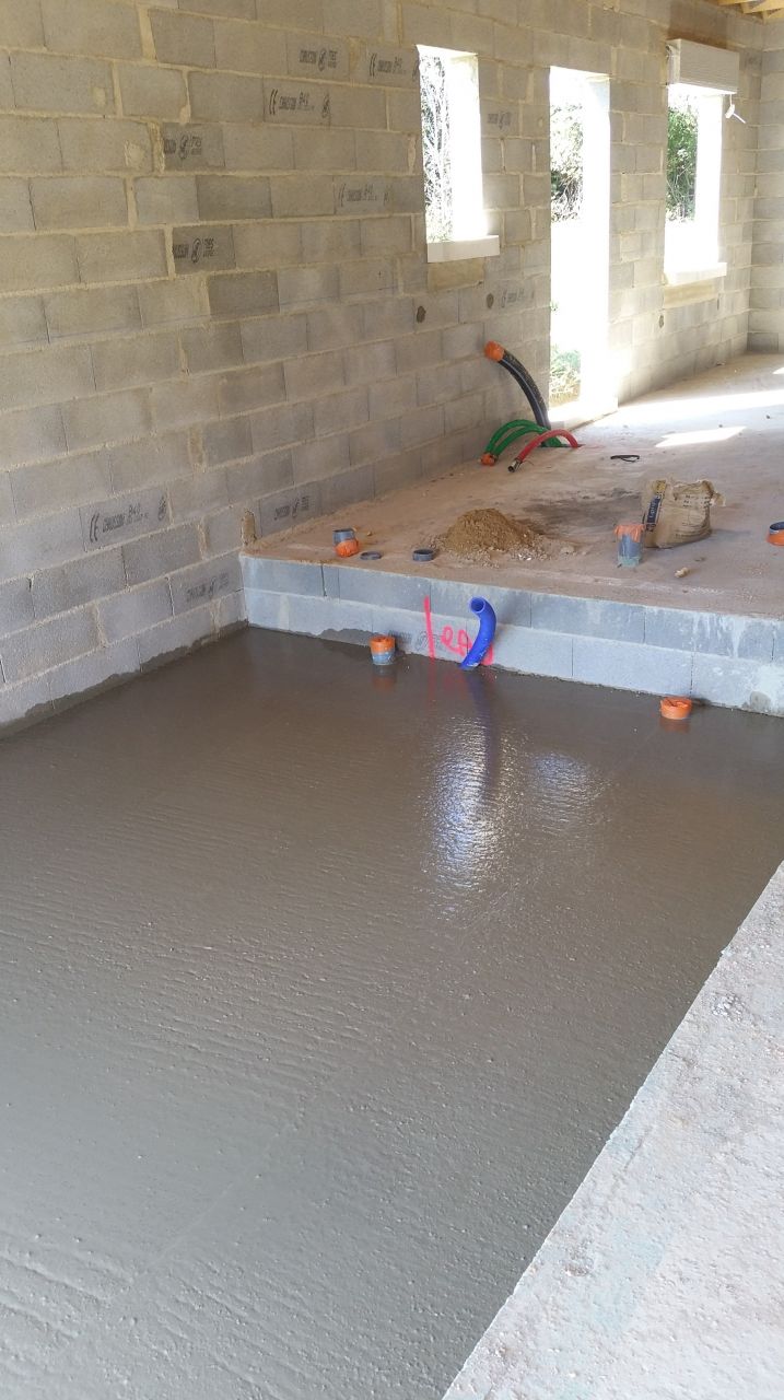 Les fourreaux on était placés, les aérations pour le vide sanitaire aussi et la dalle du garage coulée.