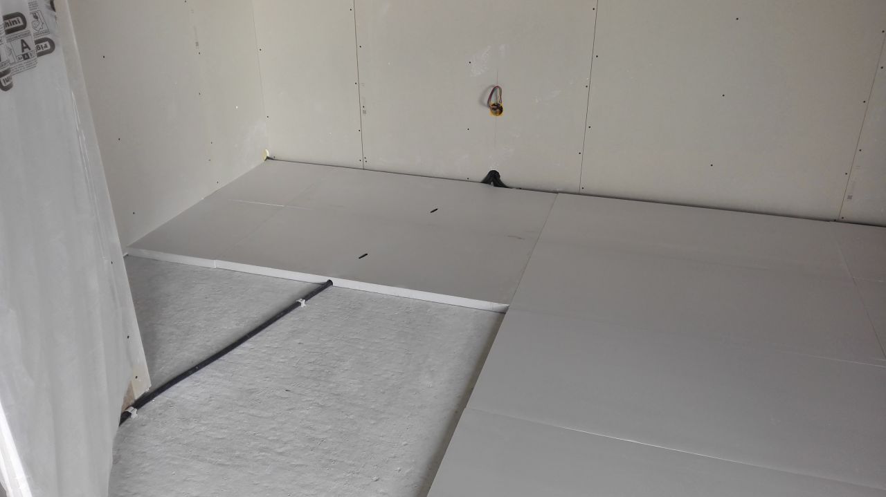 pose de l'isolant pour le plancher chauffant