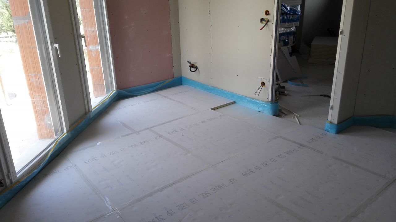 pose de l'isolant pour le plancher chauffant