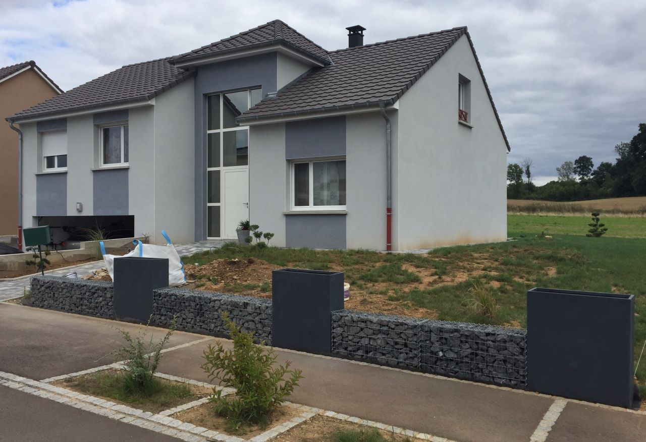 Petit muret composé de gabions (remplis nous-mêmes) tantôt jardinières. Petit muret composé de gabions (remplis nous-mêmes) tantôt jardinières.