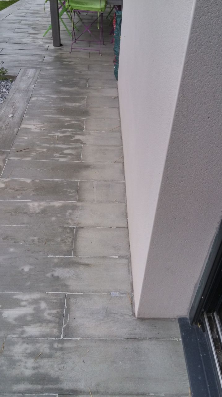 poser les joints au niveau du carrelage et impermeabiliser la terrasse et la facade