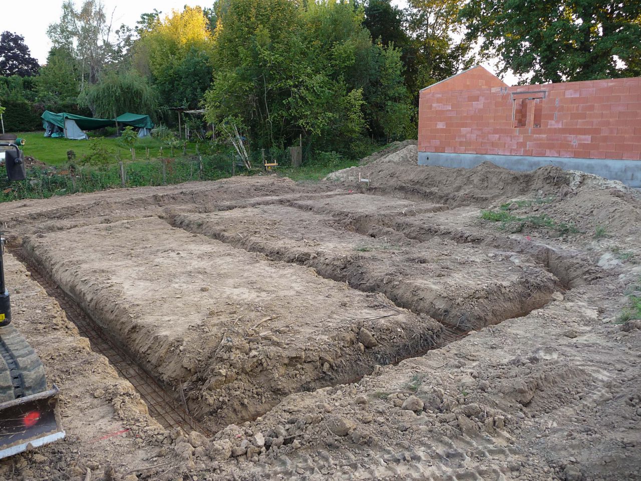 Creusement des fondations, le conducteur de la pelleteuse est pro, il a rparti proprement les terres d'extraction